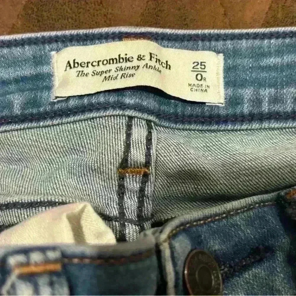 Abercrombie & Fitch The Super Skinny Ankle Midrise Distressed Jeans Size 0 - Picture 4 of 6